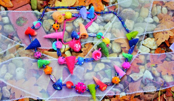 Pestrý plstěný náhrdelník