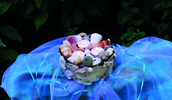 Svícen zdobený mušlemi