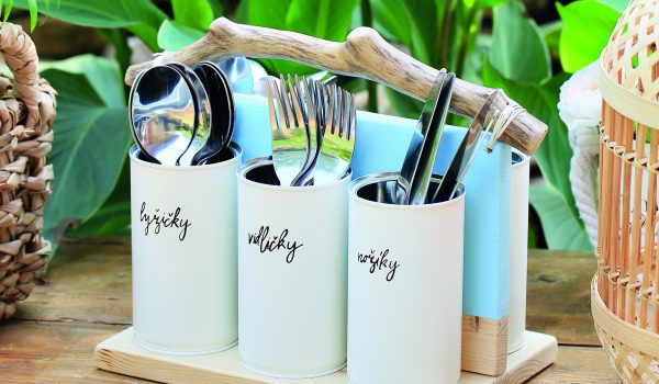 Stojan na příbory z plechovek od kávy