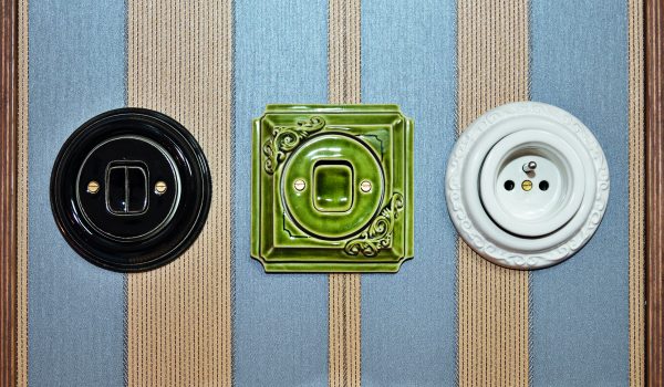 Porcelánové zásuvky a vypínače jako interiérový doplněk