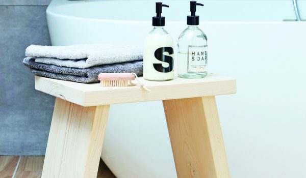 Smrkový stolek s poličkou