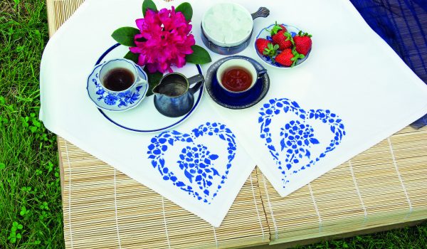 Prostírání dekorované šablonou