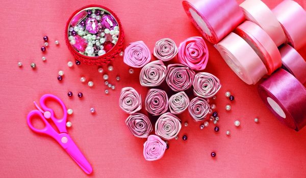 Růže ze saténové stuhy