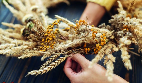 Věnec z kvetoucích travin