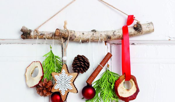 Závěsná dekorace na větvi