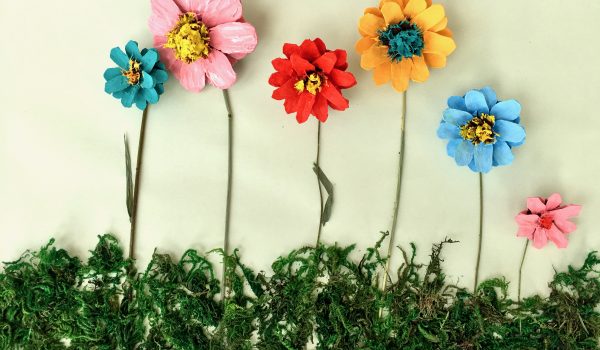 Barevné kytičky ze šišek