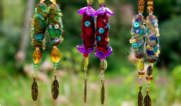 Zdobené vlnou nebo korálky: Vyrobte si šperky z brček