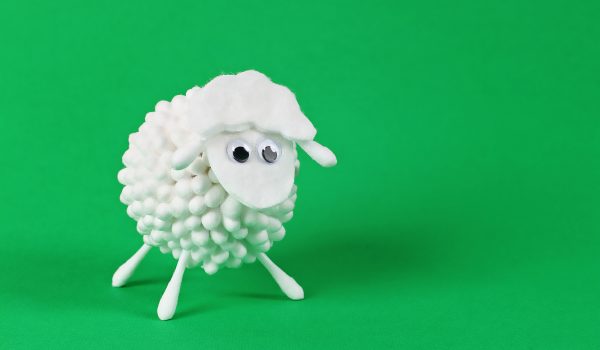 Hravé nápady: Vyrobte si ovečku z vaty