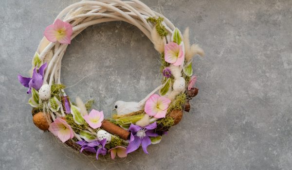 Pastelový věnec v barvách jara