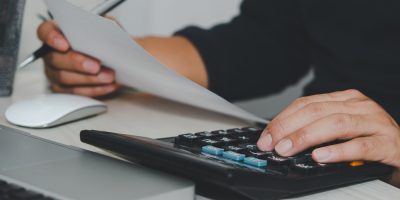 Jak si vybrat spolehlivou půjčku a vyhnout se podvodům