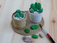Neotřelé dekorace: Malované kaktusy z kamínků