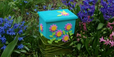Krabička s rozkvetlou loukou