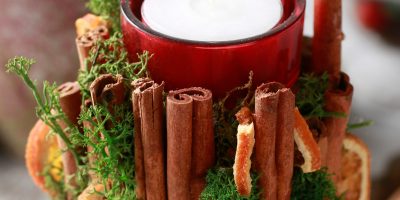 Svícen s mechem a vůní skořice