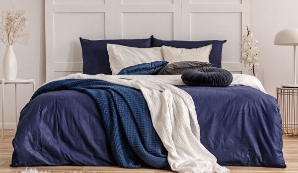 Jak pozvednout vzhled vaší ložnice? Vsaďte na luxusní materiály a vyzkoušejte samet, buklé nebo kašmír