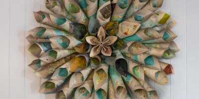 Kartonové květiny ozdobí stůl i dveře