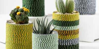 Barevné květináče z plechovek